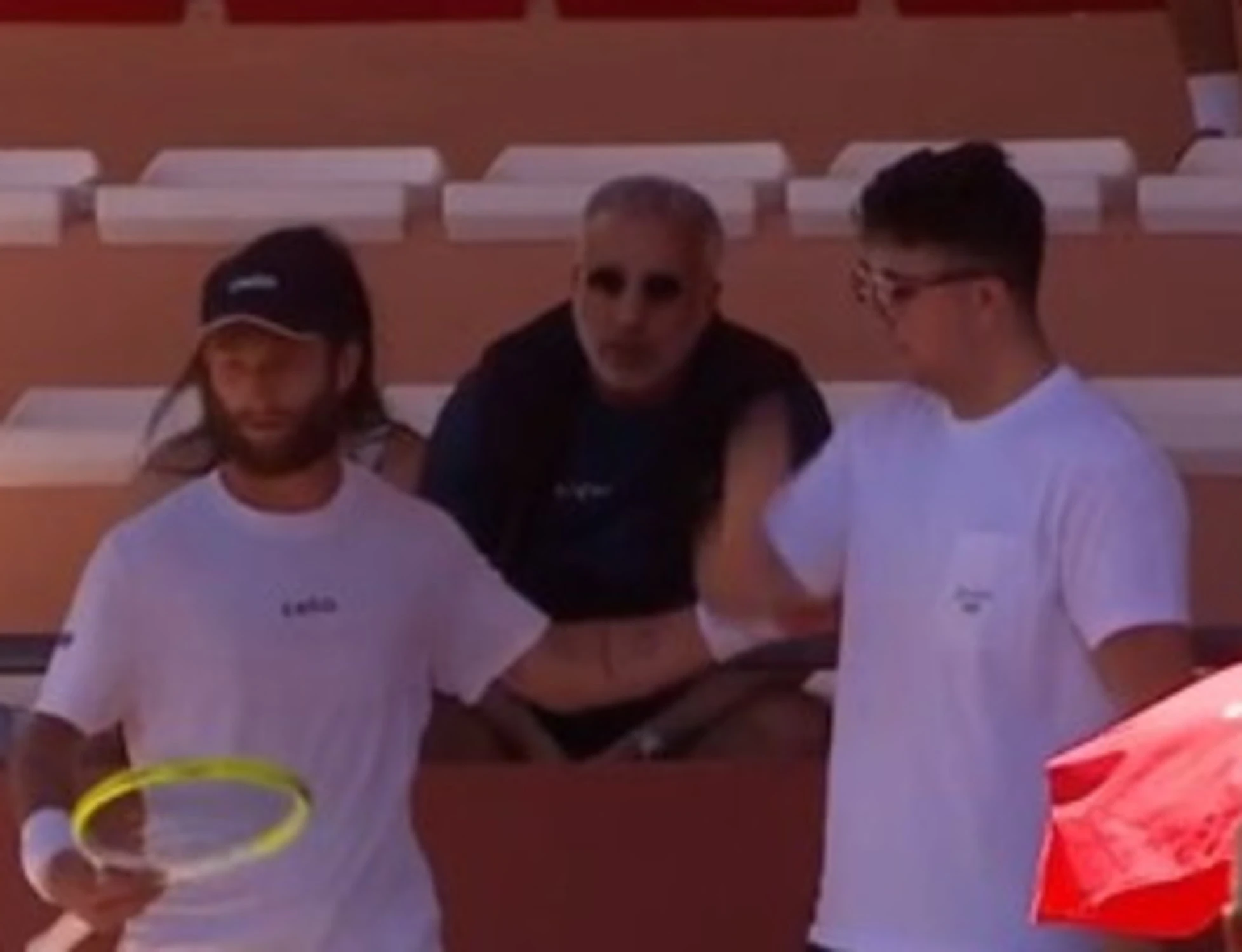 Moutet sbrocca a Marrakech: si arrampica sulle tribune, rissa con il tifoso