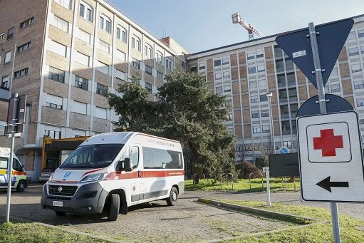 Bologna, paura alla sfilata dei carri di carnevale: cade un bimbo di 2 anni, è grave