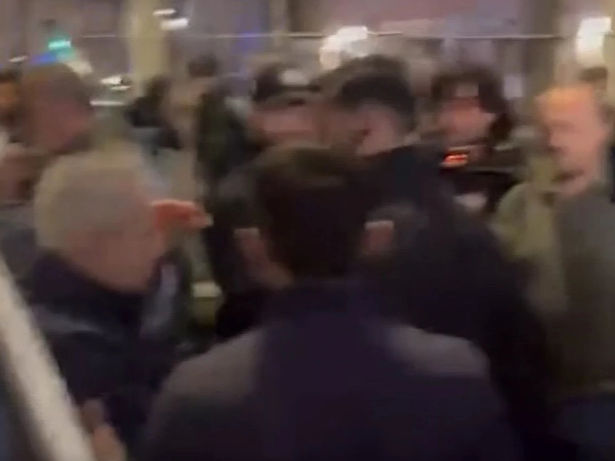 Giorgia Meloni e il poliziotto ferito dagli anarchici: "Non ci lasceremo intimidire"