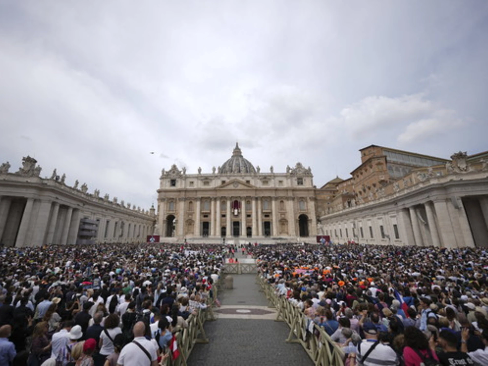 Blitz a San Pietro: "Votate sì", ecco la farsa sul referendum