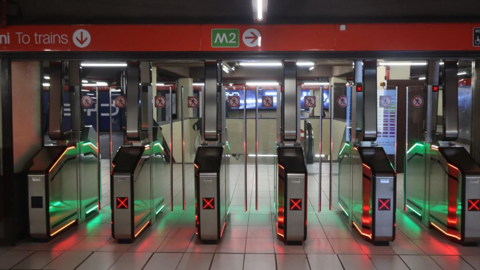 Cologno Monzese, 14enne egiziano aggredisce e molesta una 20enne: orrore in metro