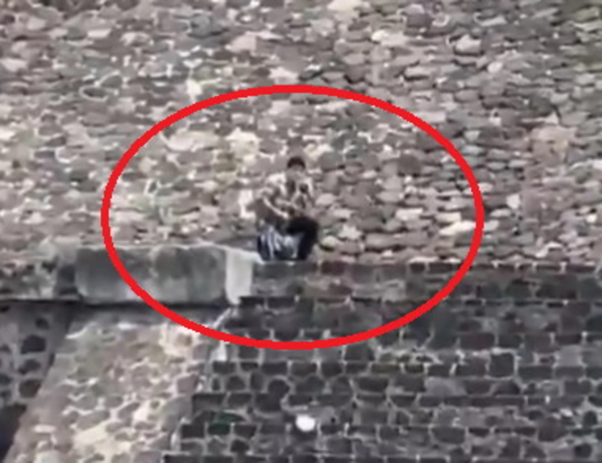 Messico, sale sulla Piramide della Luna e spara sui turisti: immagini forti