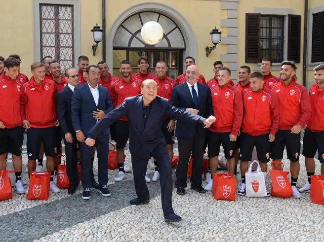Silvio Berlusconi mistico: "Ore di esercizi spirituali" con i giocatori del Monza
