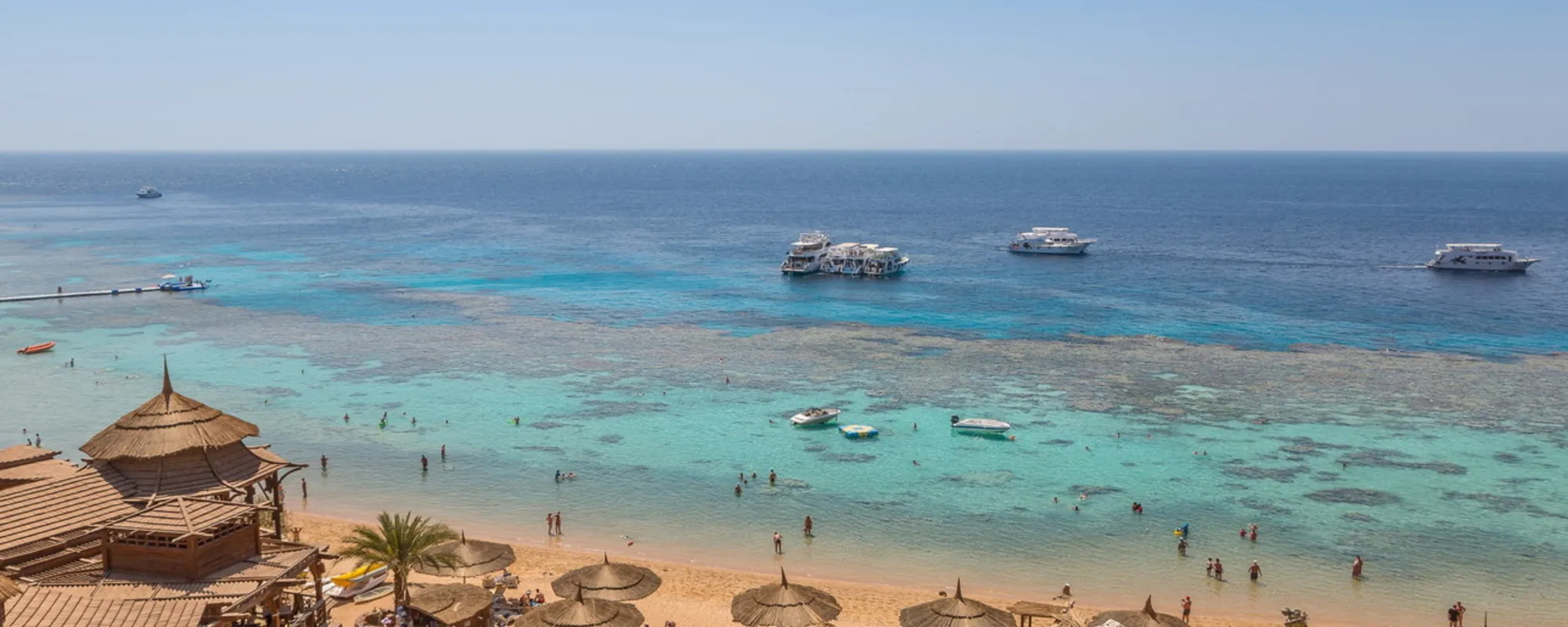 Moglie e marito vanno in vacanza a Sharm e lasciano i figli minori soli a casa: finisce in dramma