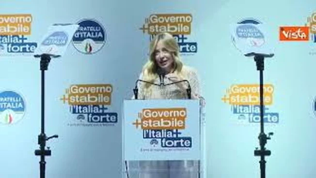 "Amore, ti richiamo", la telefonata di Meloni alla figlia durante il comizio di Bari
