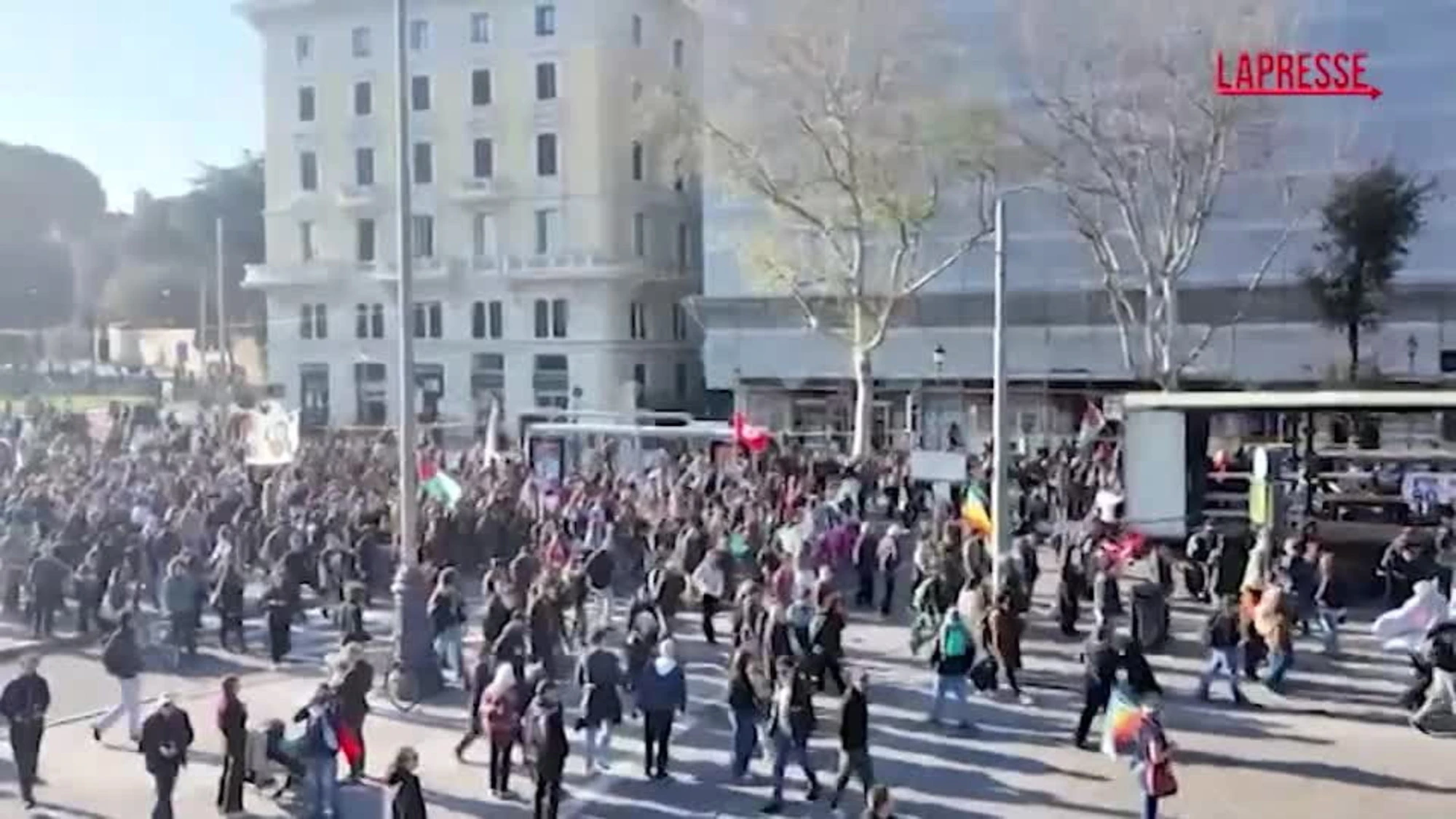 No Kings, a Roma il corteo da San Giovanni devia il percorso verso il Verano