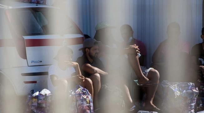 Immigrazione e coronavirus, così i clandestini infettano il cibo in caserma: orrore oltre ogni limite