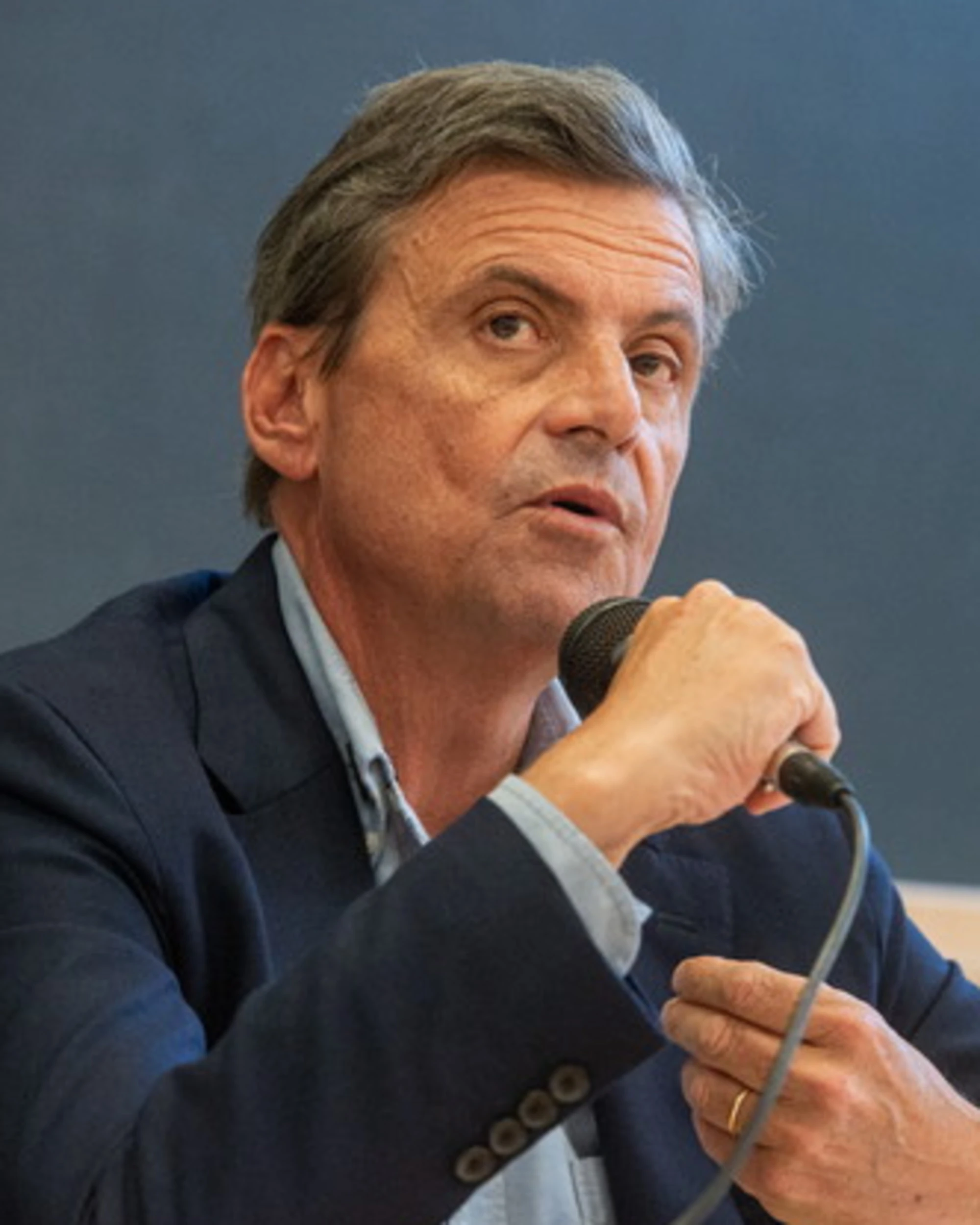 Calenda "non è mio amico": la manifestazione a Milano, subito una contestazione