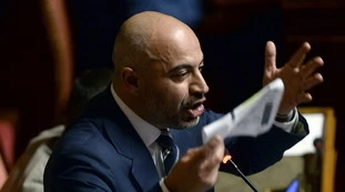 Gianluigi Paragone contro Giuseppe Conte in Senato: "Mascherine utilizzabili giusto per spolverare"