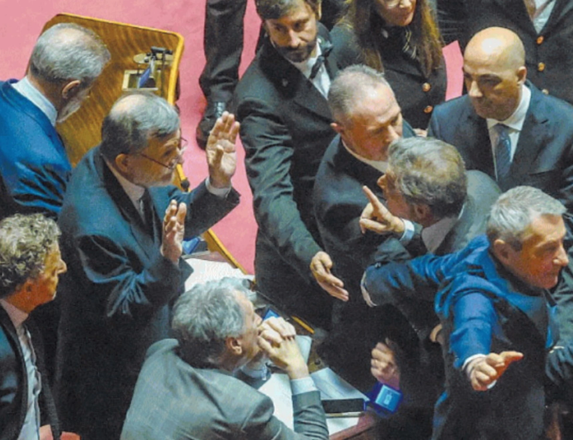 Dl Sicurezza, paglicciata sinistra in Senato tra sit-in e rissa sfiorata
