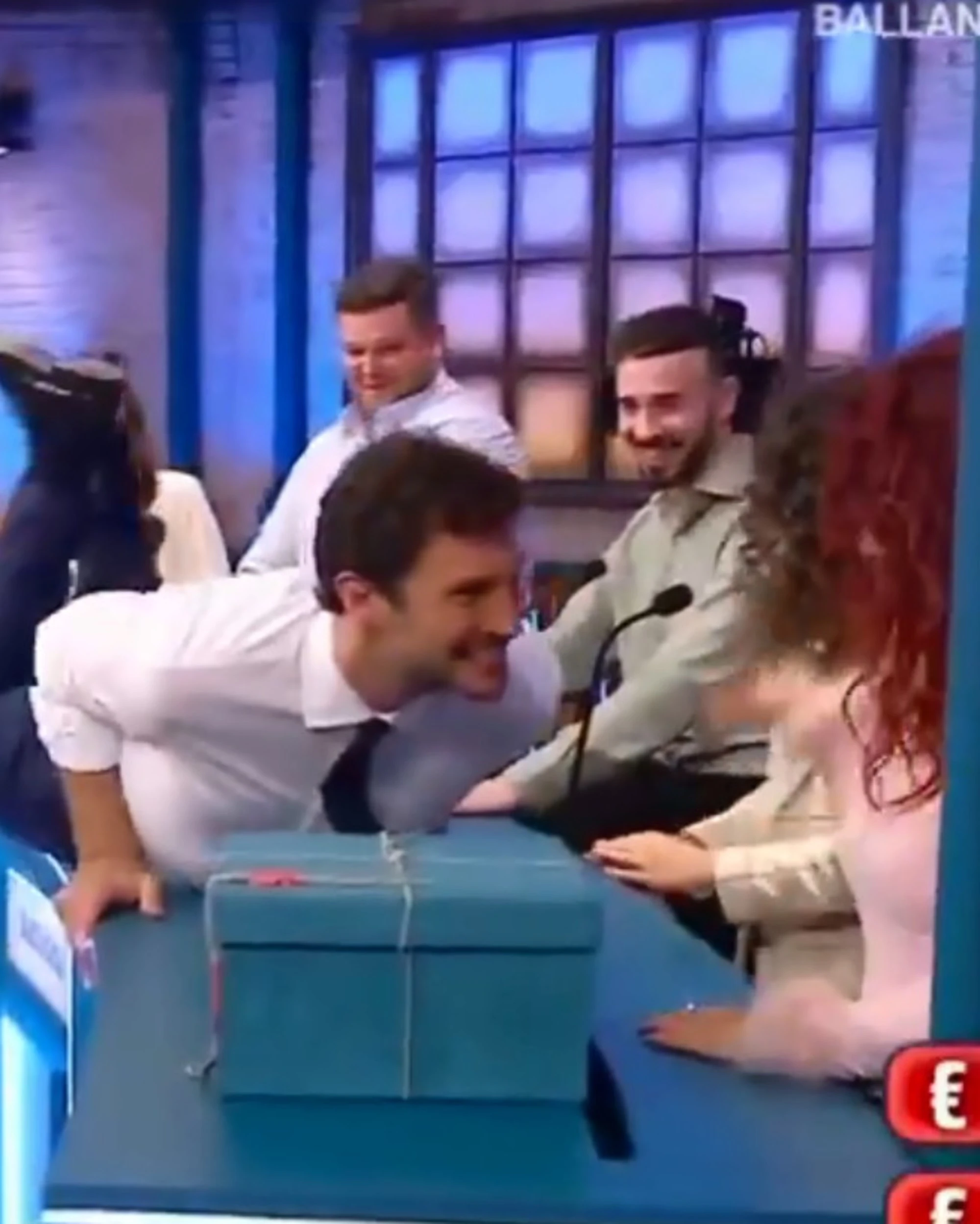 Affari Tuoi, "vietato ai minori": il balletto che scatena tutti