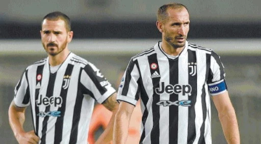 Juventus in ritiro, retroscena: il pugno di ferro di Chiellini e Bonucci. E Allegri?