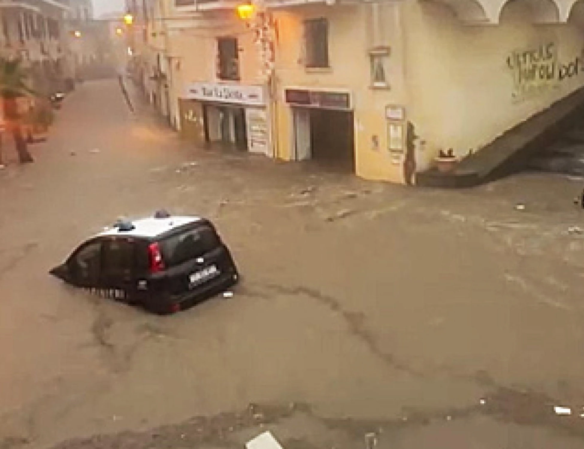 Ischia, nubigragi e strade come fiumi: auto dei carabinieri trascinate via