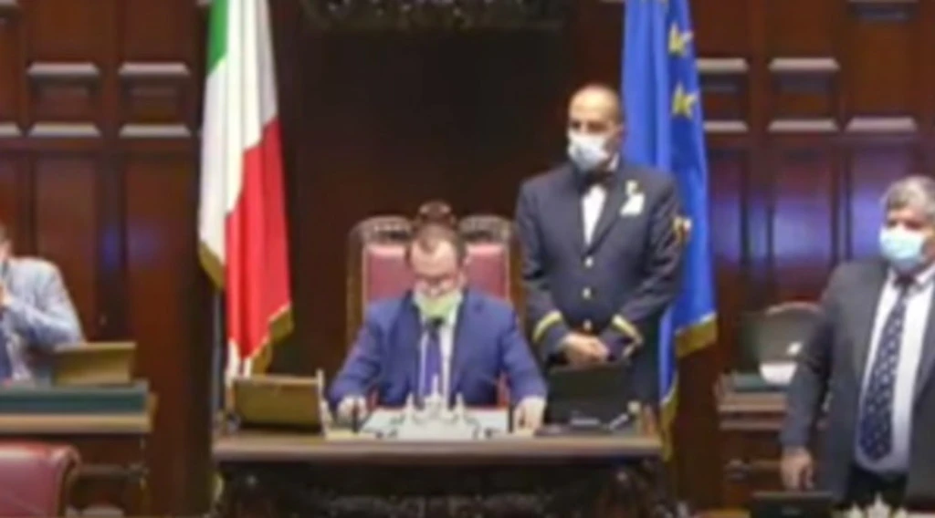 Silvio Berlusconi, Ettore Rosato sospende la seduta alla Camera per gli striscioni appesi da Forza Italia