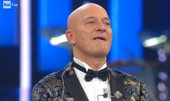 Sanremo 2019, Claudio Bisio apre la serata con gli occhi lucidi. Il dettaglio che nessuno ha notato
