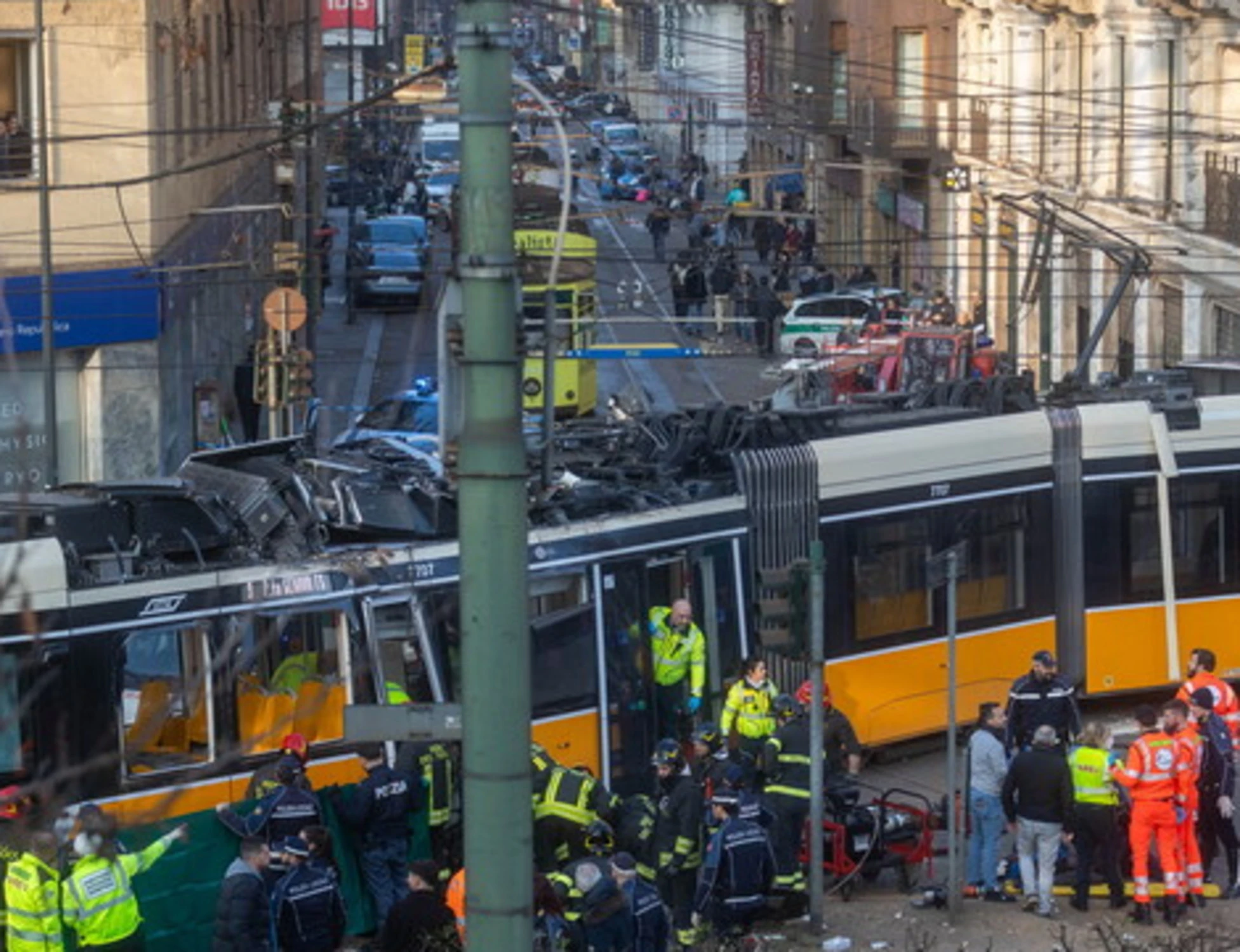 Milano, l'ipotesi del malore: cosa c'è dietro lo schianto del tram