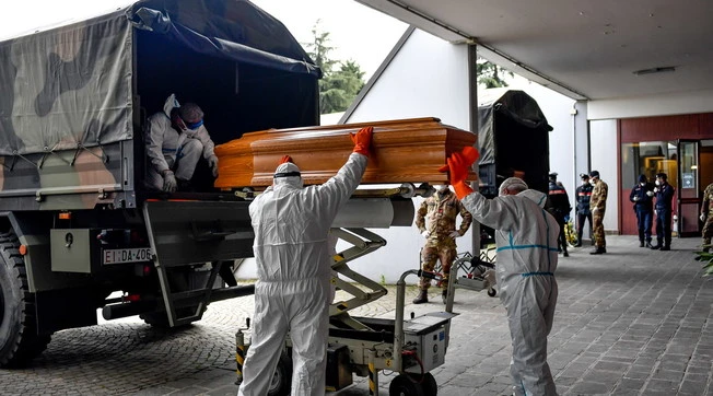 Coronavirus, il report dell'Iss: 11 giorni tra il primo sintomo e la morte, la ricerca che cambia le carte in tavola