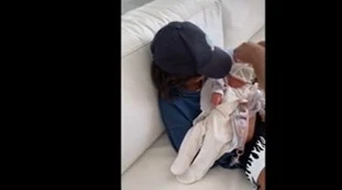 Belen Rodriguez porta a casa Luna Marì e la presenta a Santiago: "Com'è?", la sua reazione