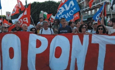La protesta "No Ponte" è il festival dei deliri