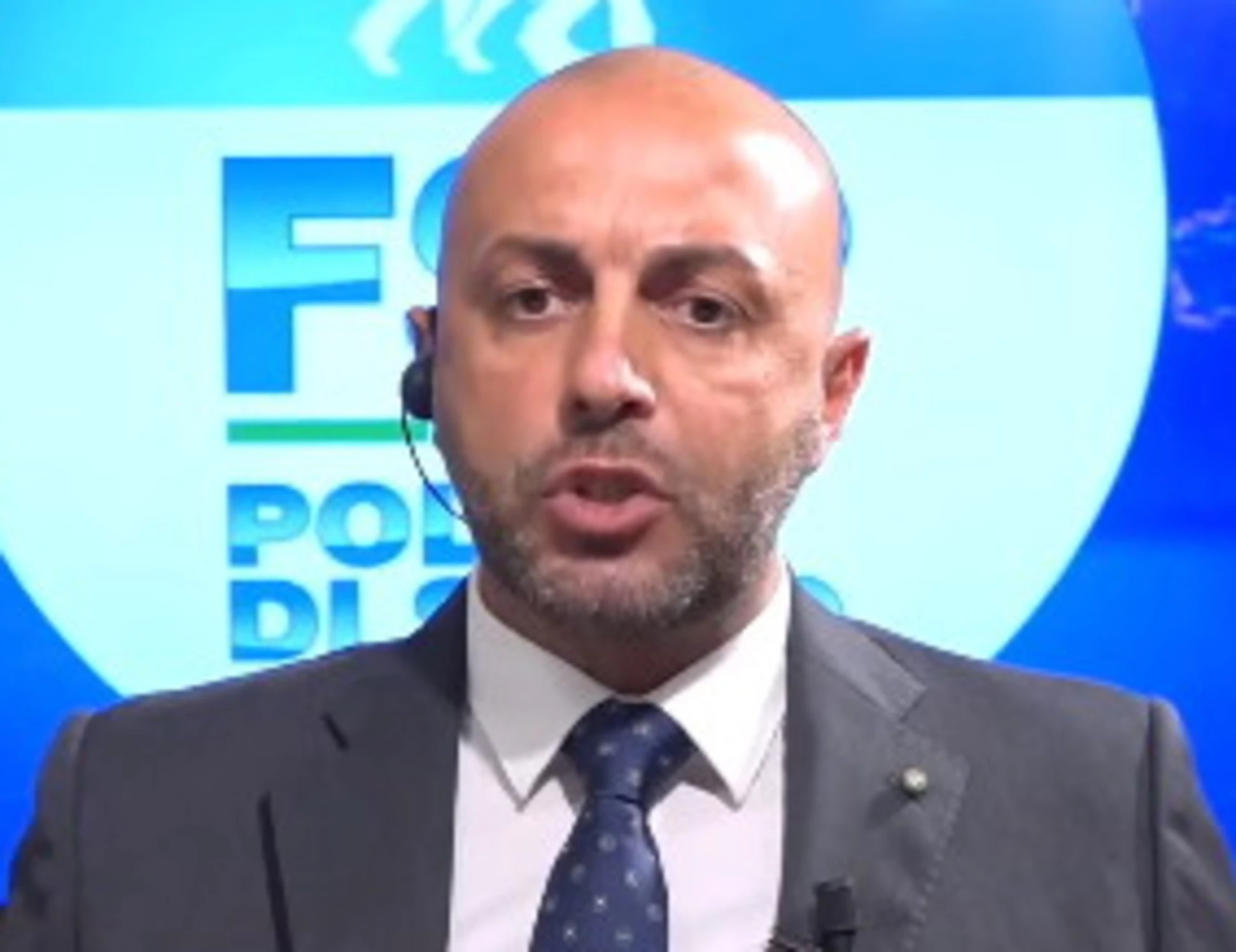 4 di Sera, Bersani zittito dal poliziotto: "Voi siete fuori dalla realtà"