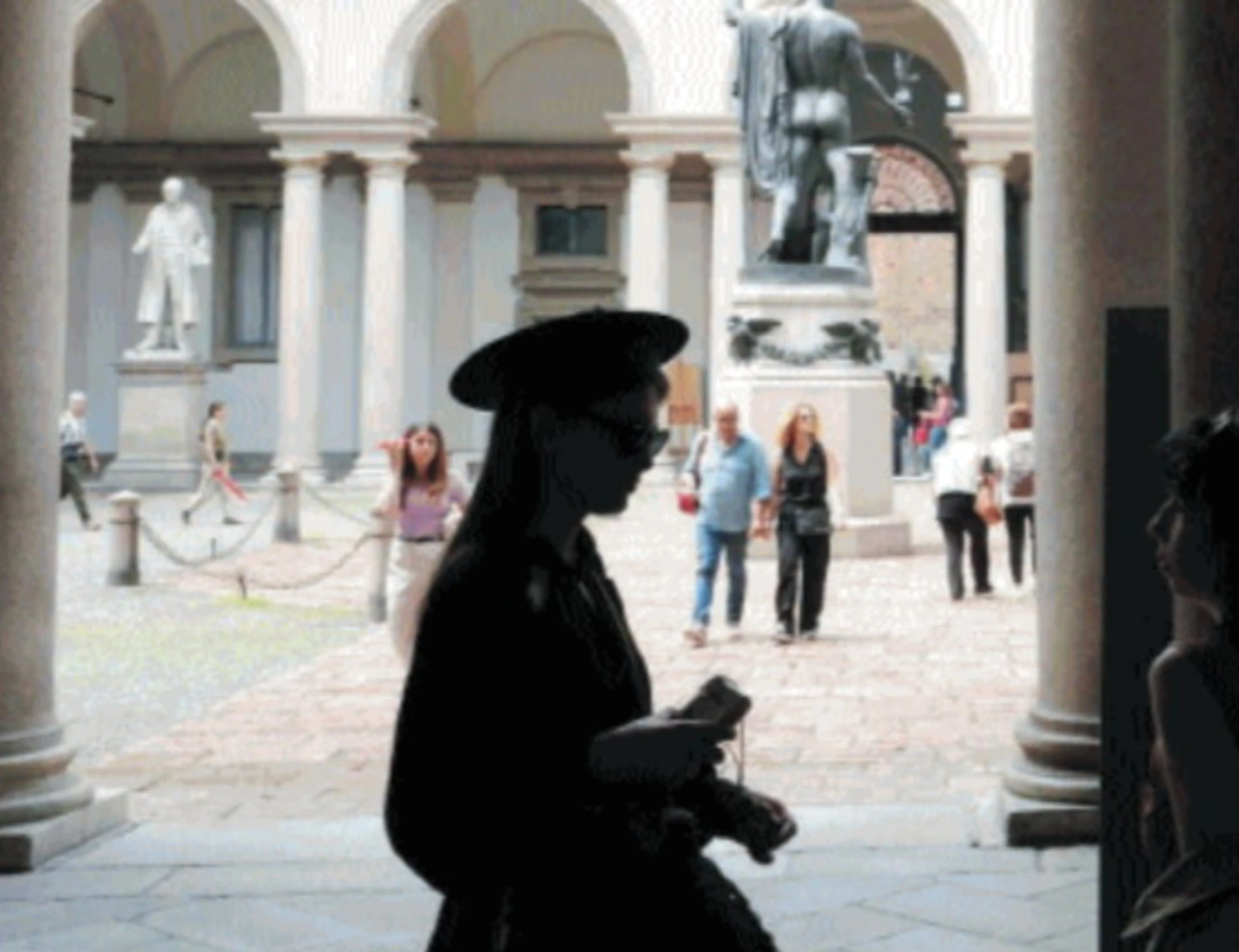 I francesi si prendono Milano: cosa sta succedendo