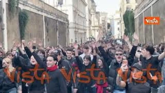 Il corteo degli studenti a Roma devia percorso e si dirige verso il Colosseo