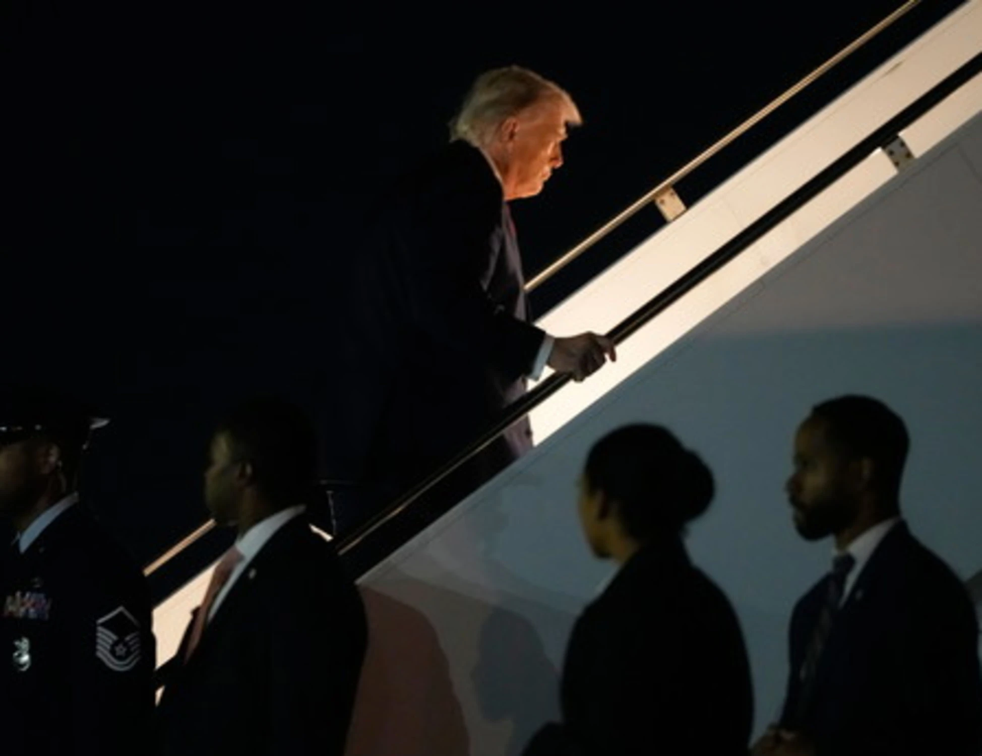 Trump a Davos, l'Air Force One torna indietro. "Risponderò a ogni minaccia"