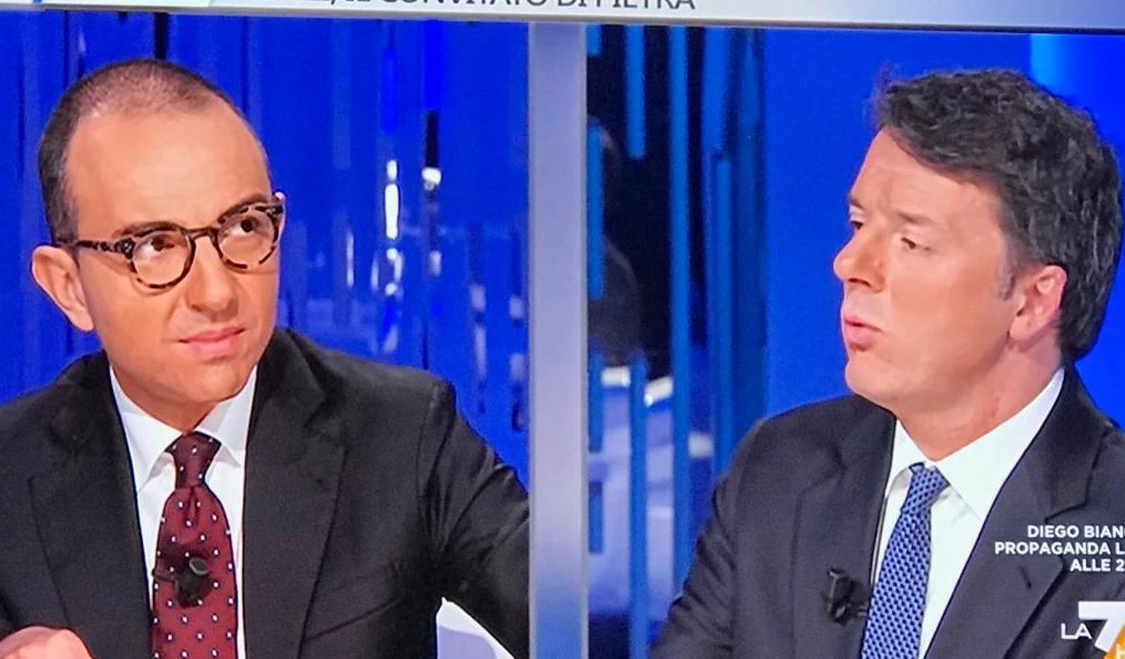 Otto e mezzo, Matteo Renzi da Lilli Gruber. A casa notano una cosa: "Lì per un solo motivo", umiliato