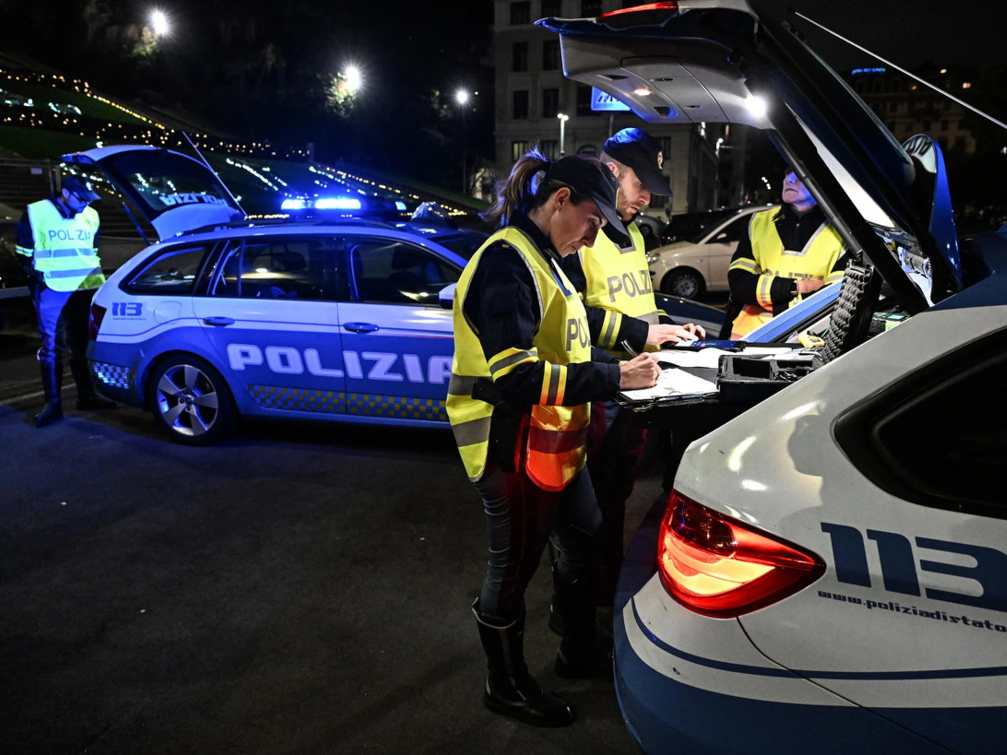 Bologna, marocchino buca l'alt e rischia una strage: feriti 2 carabinieri