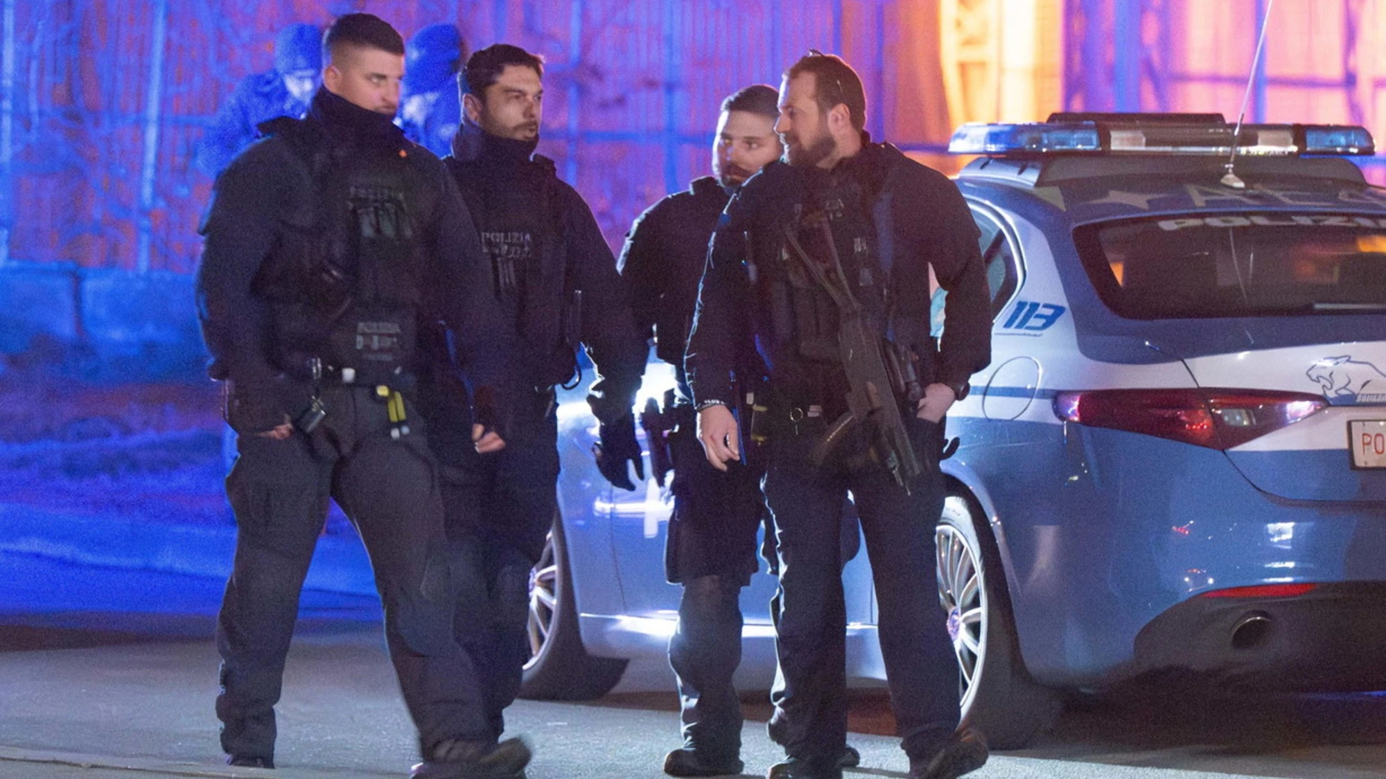 Milano, molotov contro la caserma: clamoroso, chi sono i banditi