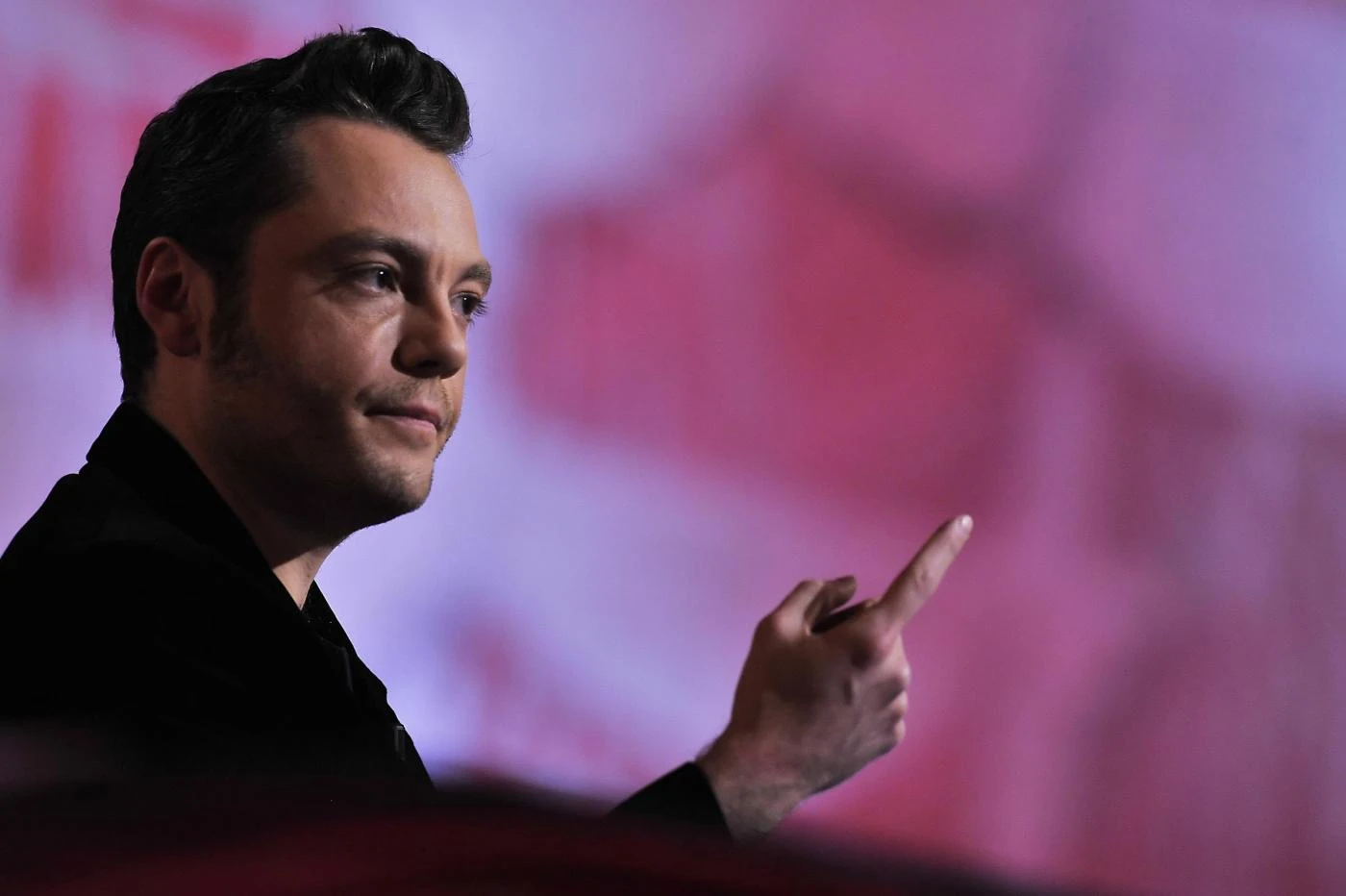 Sanremo 2020, Tiziano Ferro rincara la dose contro la Rai: "Anche questa sera canterò dopo la mezzanotte"