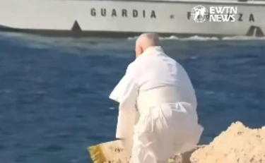 Papa Leone a Lampedusa: la visita alla Porta dei migranti, il vento lo sconvolge