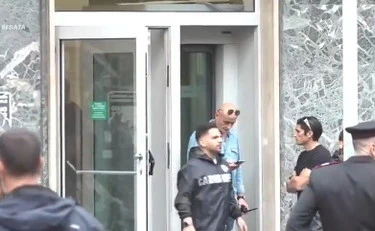 Napoli, rapina da film: blitz dei corpi speciali in banca, la fuga dei ladri con maschere da vip