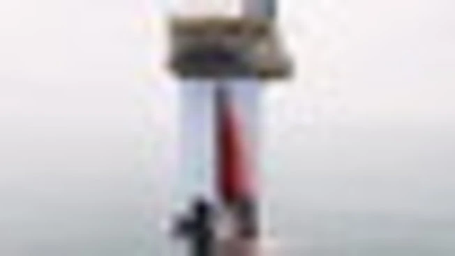 Greenpeace in azione, opera di Anish Kapoor su una piattaforma Shell