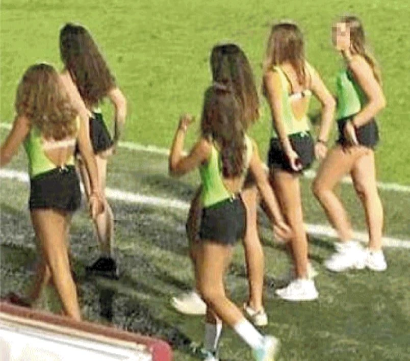 Vicenza, clamoroso allo stadio. Le raccattapalle hanno 16 anni e sono vestite così, scandalo sessuale