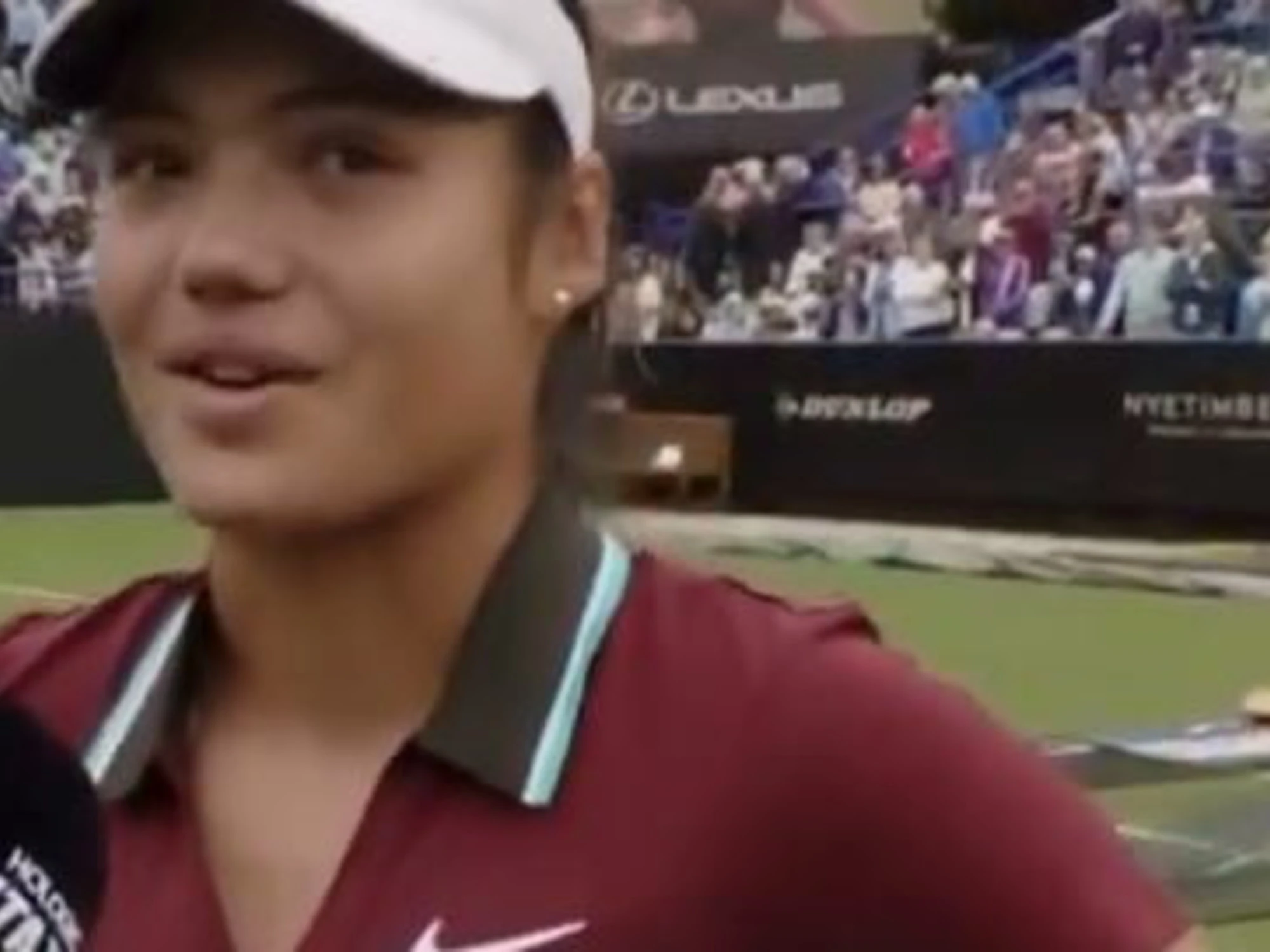 Emma Raducanu scoppia in lacrime in campo: "Ho ricevuto una brutta notizia"