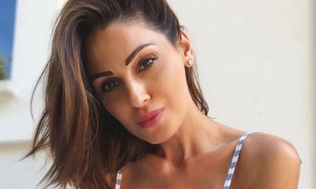 Anna Tatangelo, scollatura troppo generosa? Foto bollente dalla Sardegna
