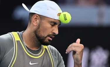 Kyrgios, Halep lo asfalta: "Non colpire mai qualcuno quando è a terra"
