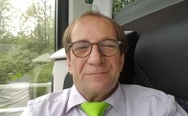 https://media.liberoquotidiano.it/odEHrbVvwO2siz6fI0u51RBLexaCnwf8hTqHv6sDuTw/width:800/quality:90/aW1hZ2VzLzIwMjUvMTAvMjAvMDgxNDM2NjI3LTEzMDliNmQ2LWI2YTUtNDJlMC1iZDNjLTE3NmYyOWVkNjcwZS5qcGc.webp
