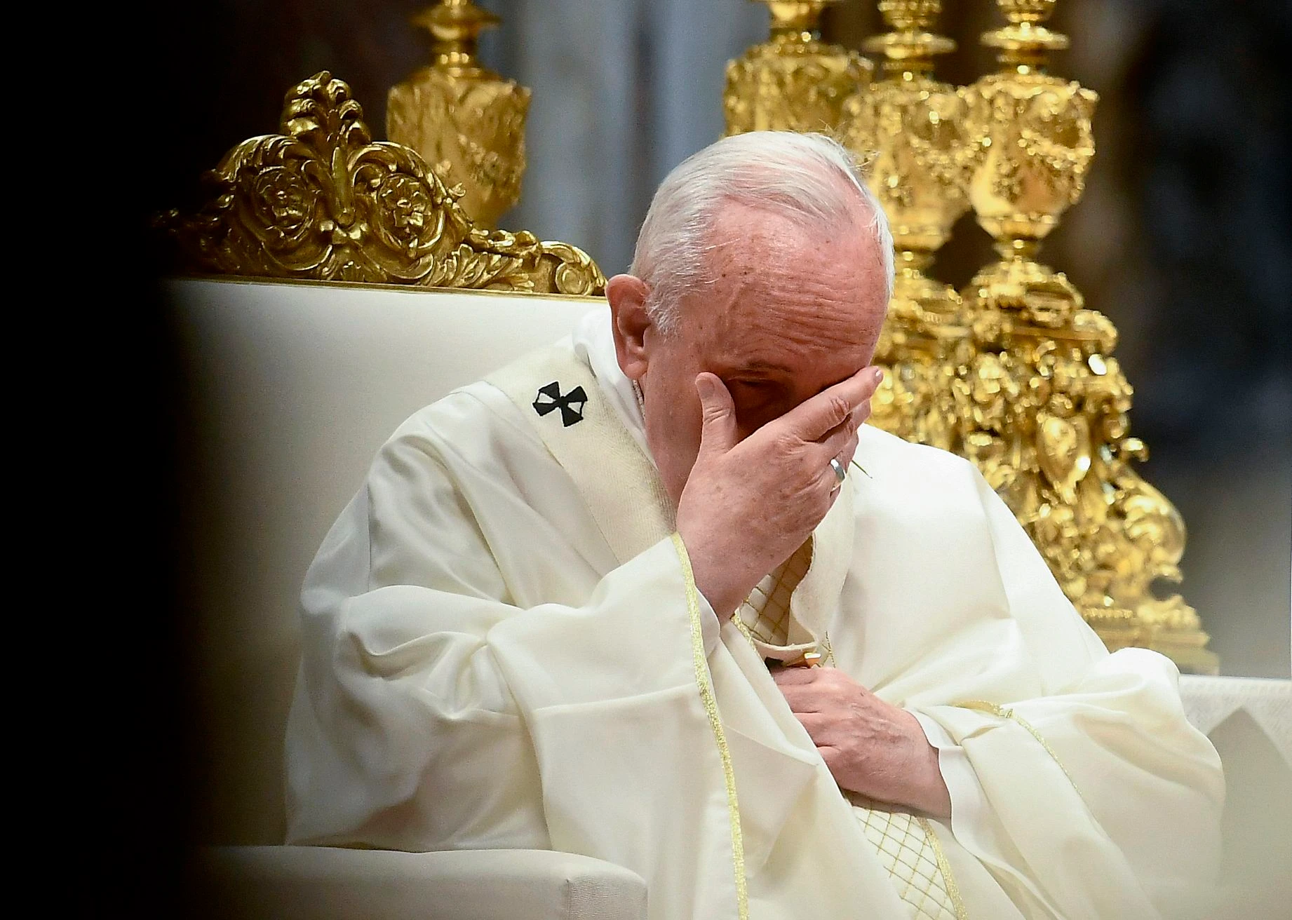 Papa Francesco, la bravata dell'elemosiniere fa infuriare il Vaticano: gli affari loschi nel palazzo occupato