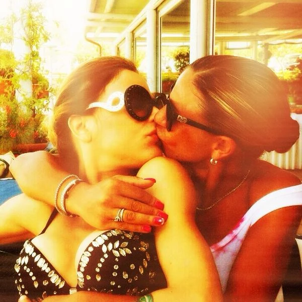 Naike Rivelli, bacio lesbo su Twitter: "Alessia, il mio amore"