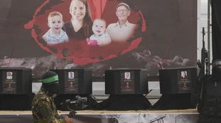 Hamas, orrore nell'orrore: nella bara non c'è il corpo della mamma dei Bibas