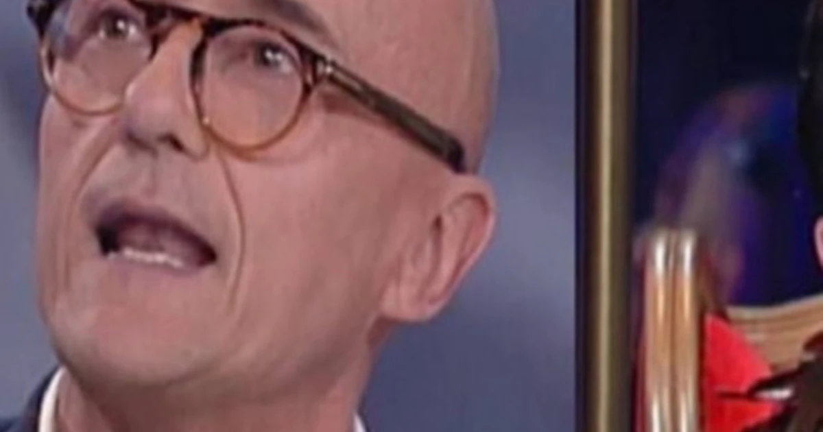 Grande Fratello Vip, "un altro bacio con te". Signorini e Malgioglio, colpo di scena piccante