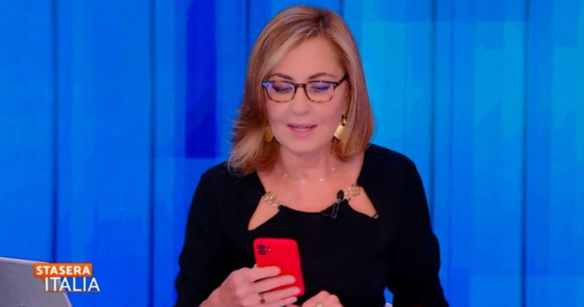 Stasera Italia, Palombelli sotto-choc: in diretta, riceve questo sms da Salvini