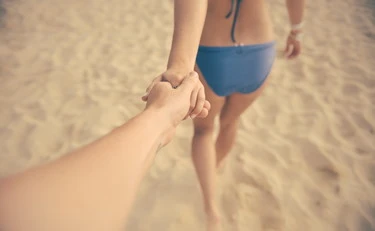 Muore a 38 anni mentre passeggia in spiaggia: forte mal di testa, poi è crolla in acqua