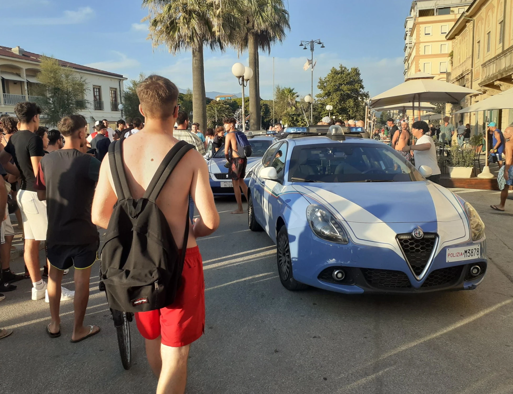 Viareggio, corre nudo in centro e aggredisce gli agenti: marocchino riportato al Cpr