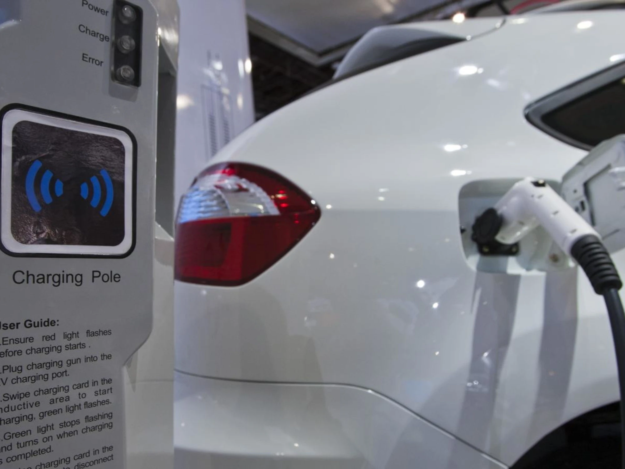 Byd stravolge il mercato dell'auto: "Elettrico ricaricato in 5 minuti". Il titolo vola in Borsa