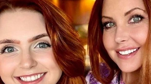 "La mia piccolina mi ha seguito". Mamma si dà all'hard e la figlia pure? Cosa fanno