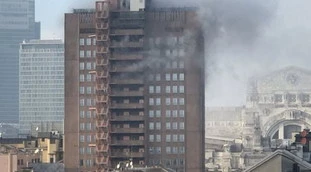 Milano, l'ex Covid Hotel in fiamme: incendio davanti alla Stazione centrale, chi c'era dentro