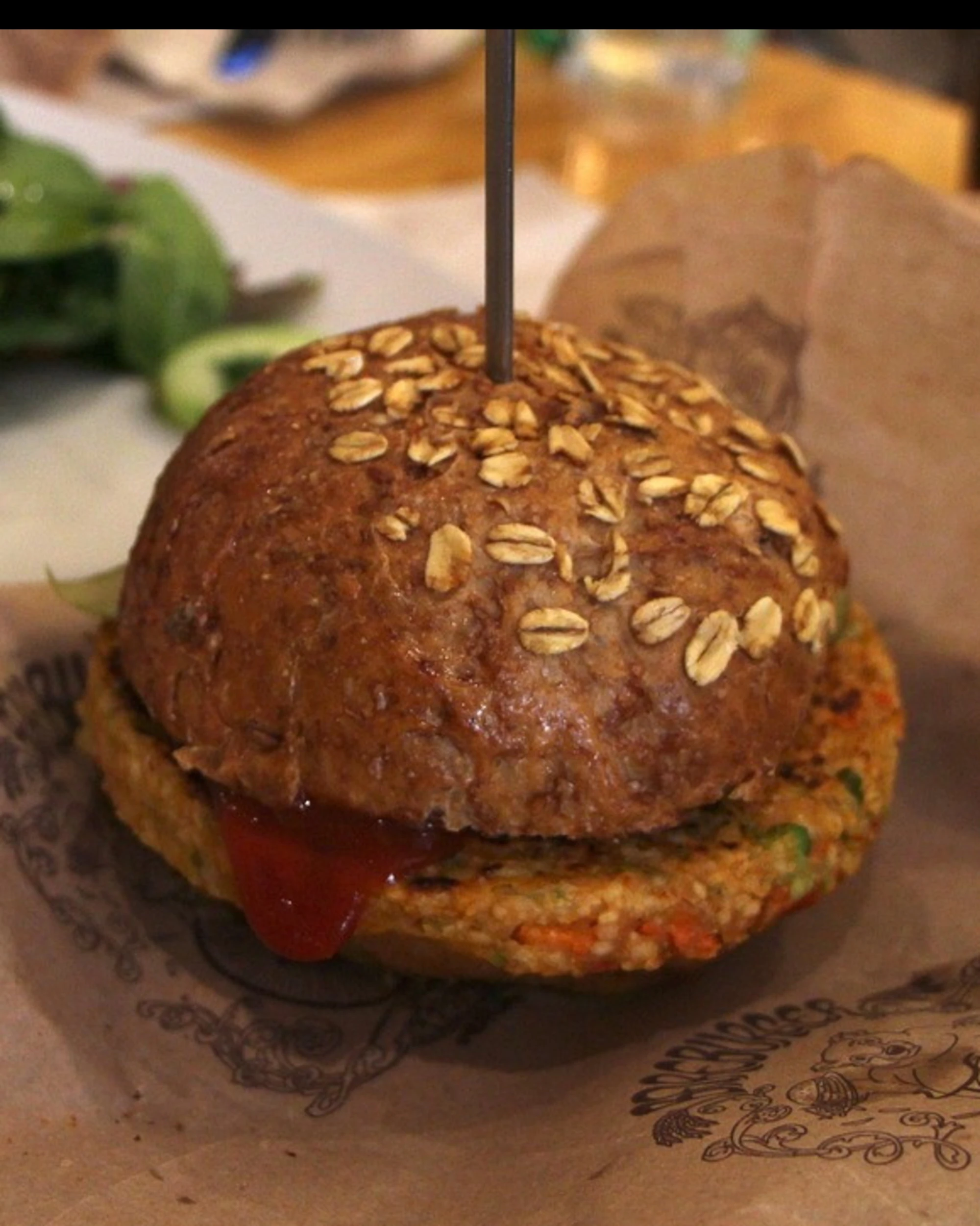 Pd, le comiche: riescono a spaccarsi sull'hamburger vegano